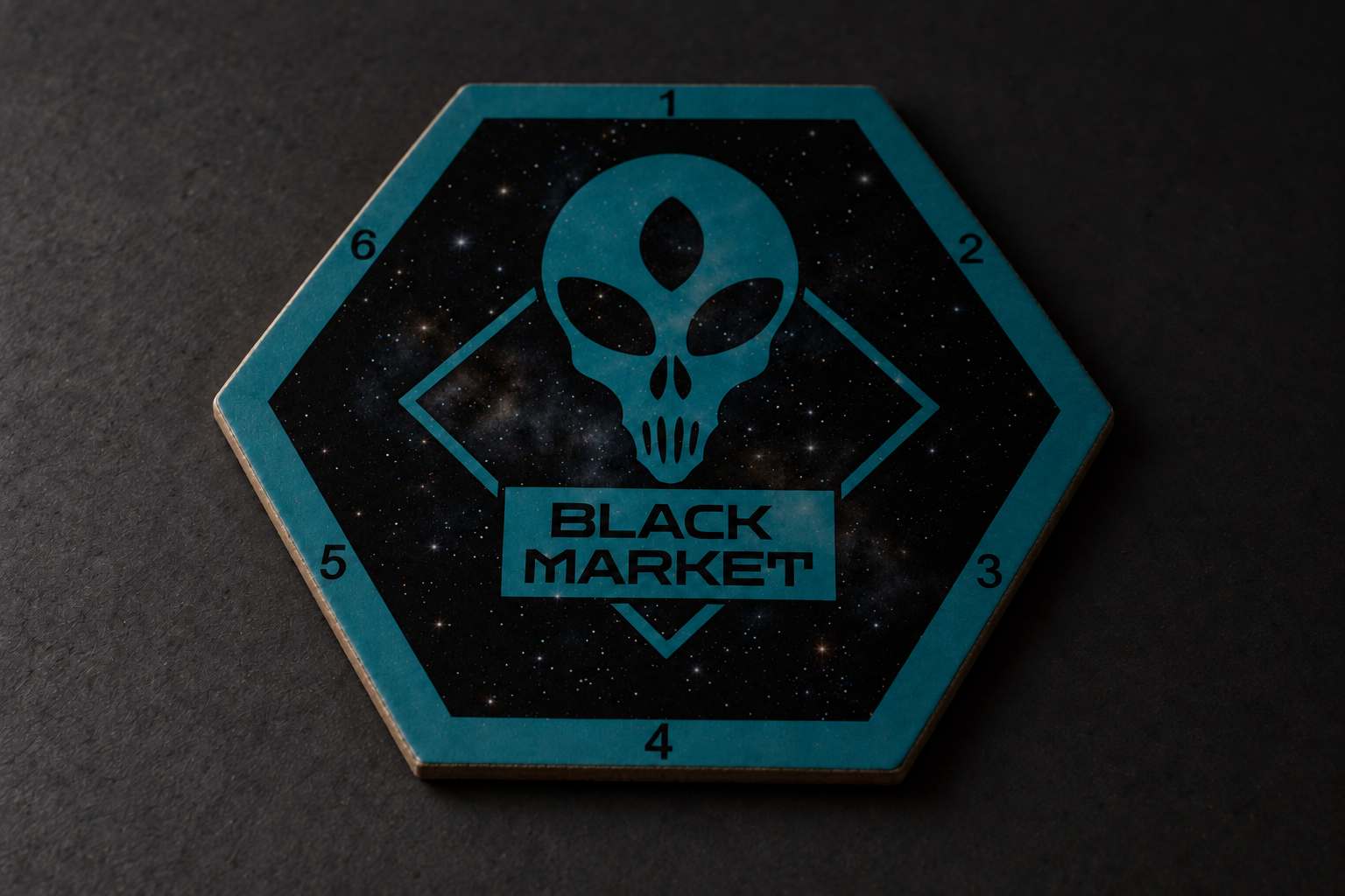 Loseta Black Market de cartón troquelado sobre una mesa gris con iluminación tenue